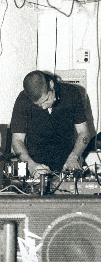 DJ Gino Tonico performing with turntables and Serato in the 2000s
